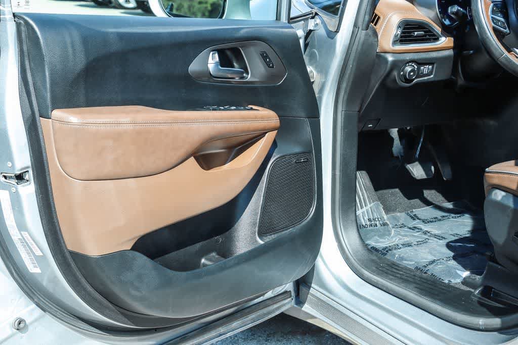 Used 2019 Chrysler Pacifica Limited w/ Advanced Safetytec Group FWD image 23