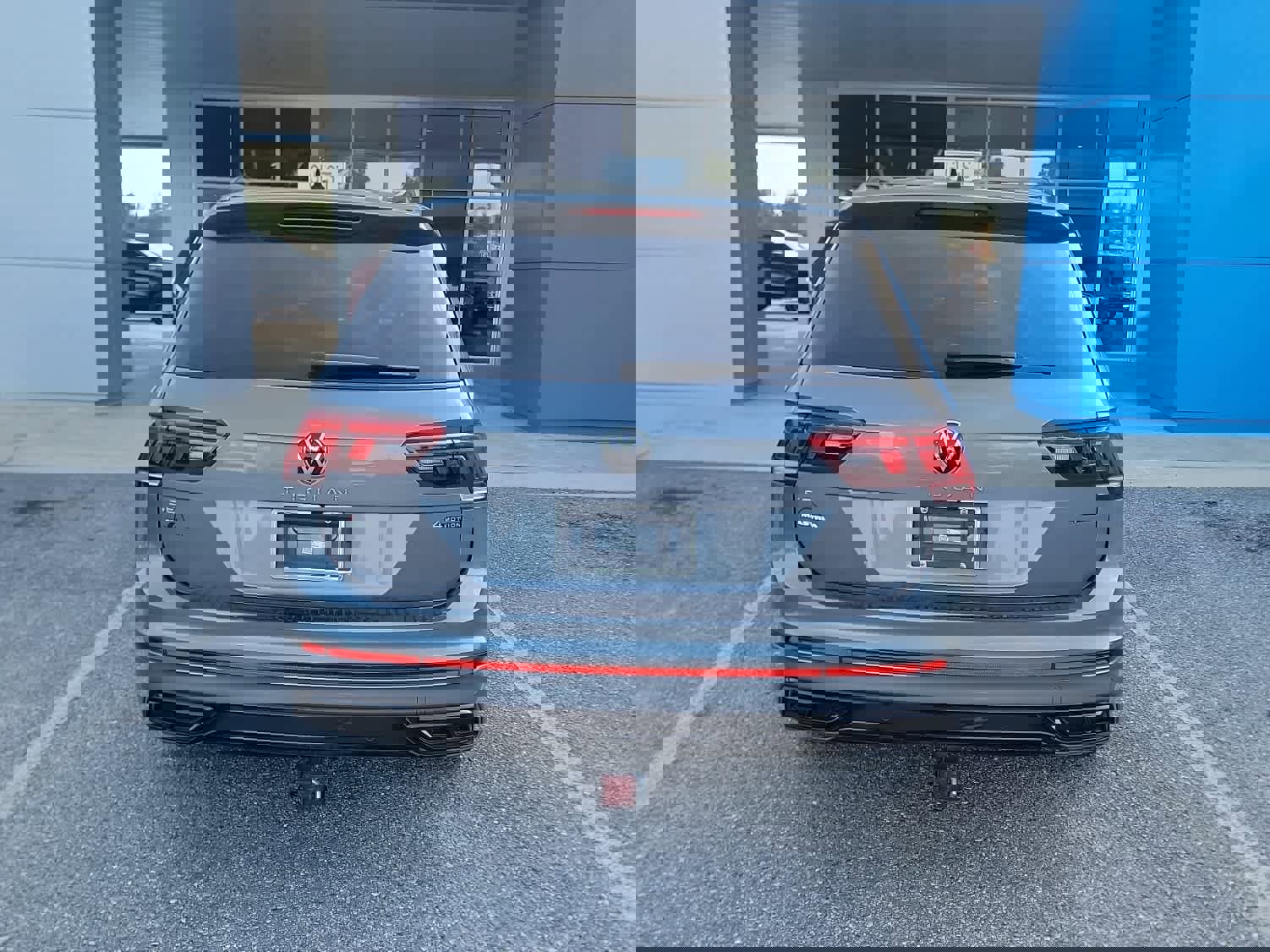 Used 2022 Volkswagen Tiguan SE R-Line image 3