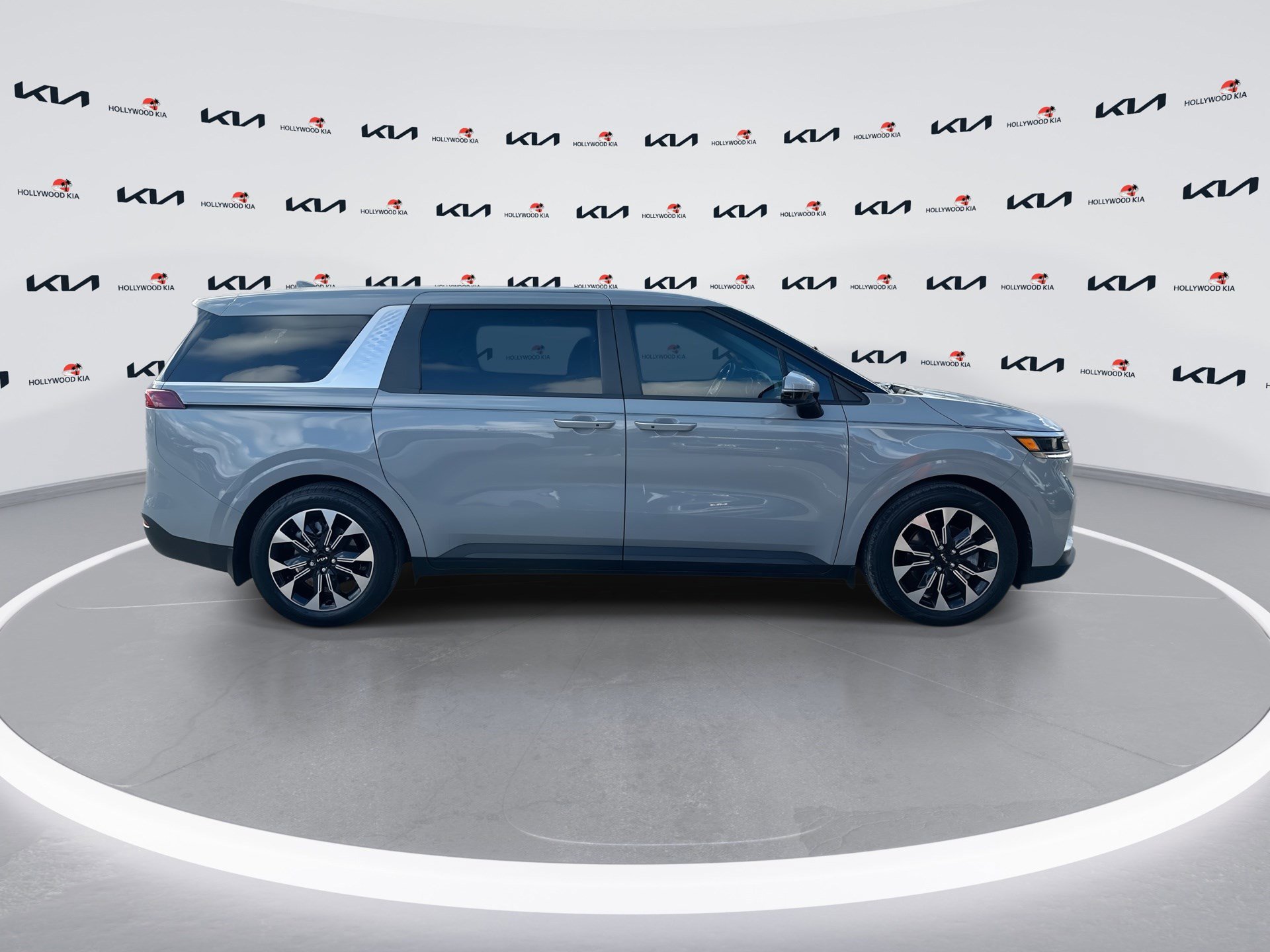 Used 2024 Kia Carnival EX image 9