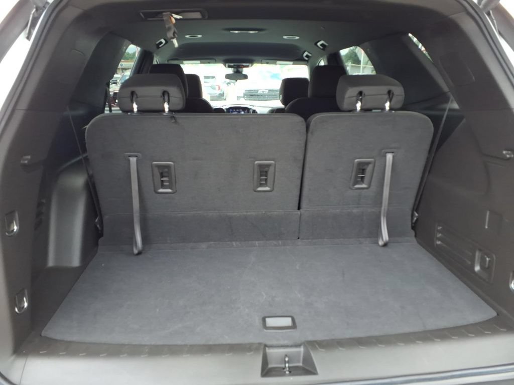 Used 2023 Chevrolet Traverse LT FWD image 16