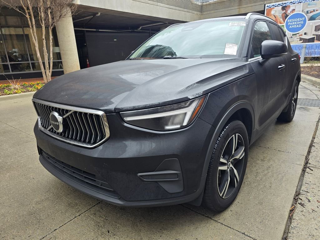 Used 2025 Volvo XC40 B5 Core image 1