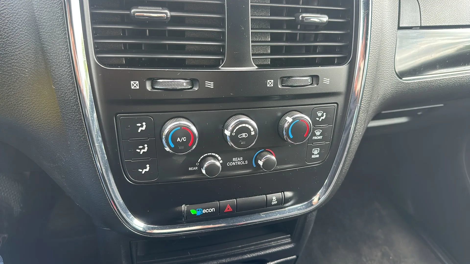 Used 2018 Dodge Grand Caravan SE image 16