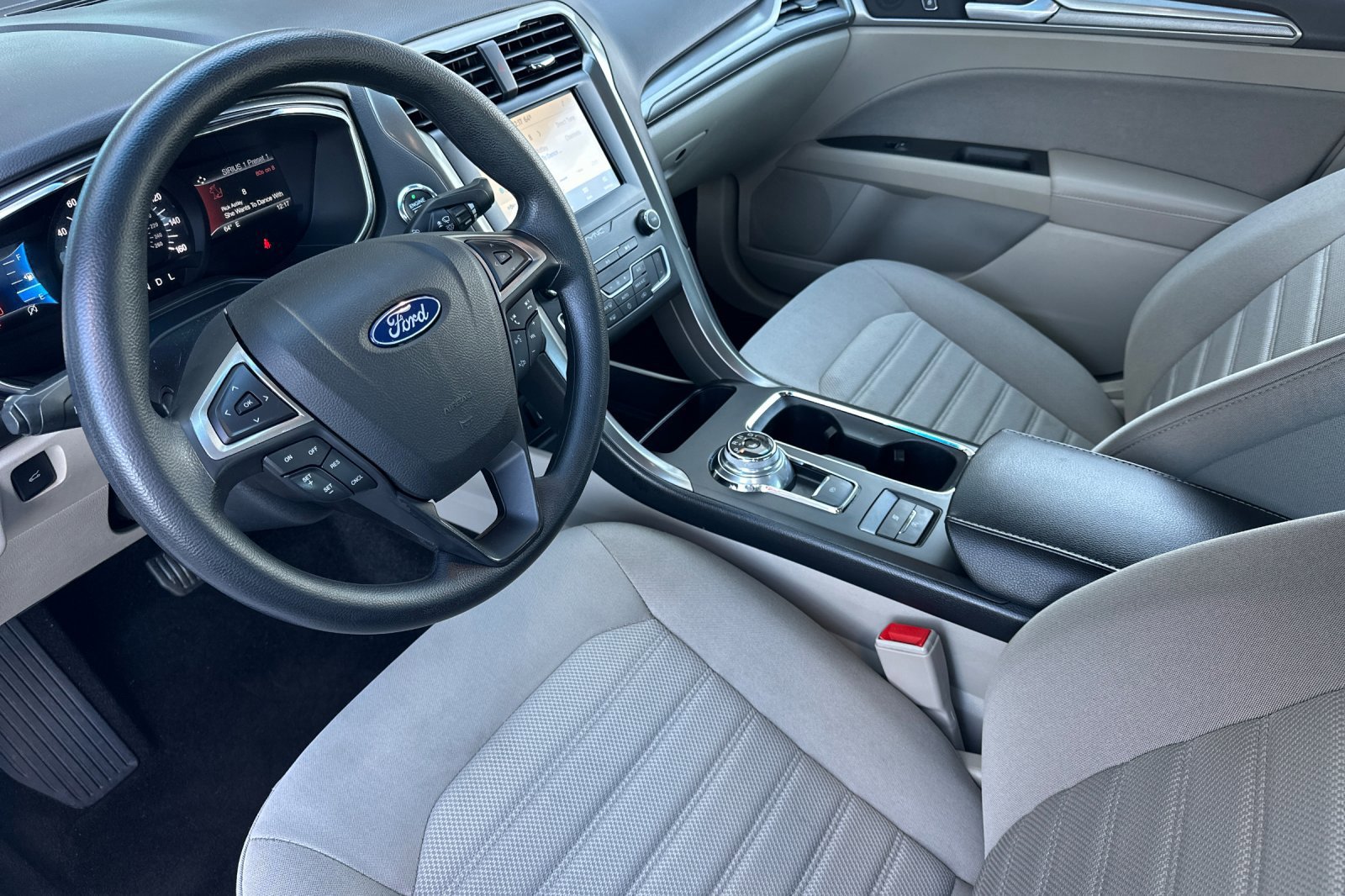 Used 2020 Ford Fusion SE image 9