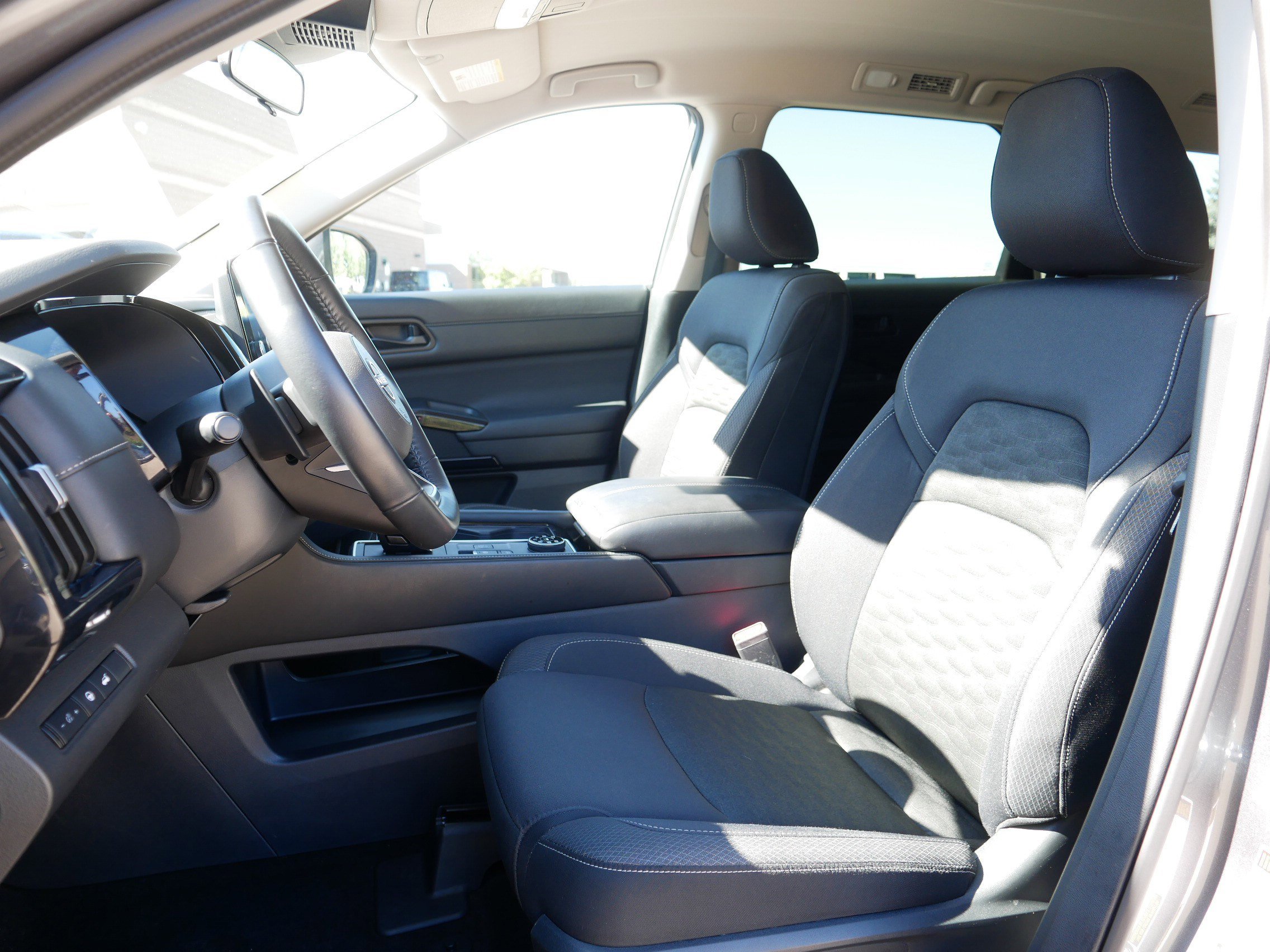 Used 2025 Nissan Pathfinder SV image 33