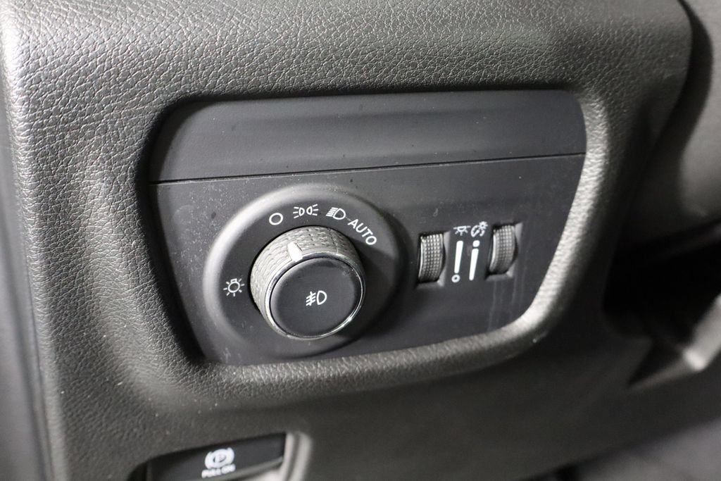 Used 2023 Jeep Grand Cherokee L Limited AWD/4WD image 24