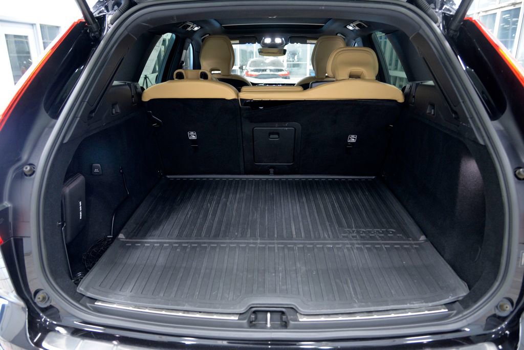 Used 2023 Volvo XC60 T8 Ultimate w/ Protection Package Premier image 30