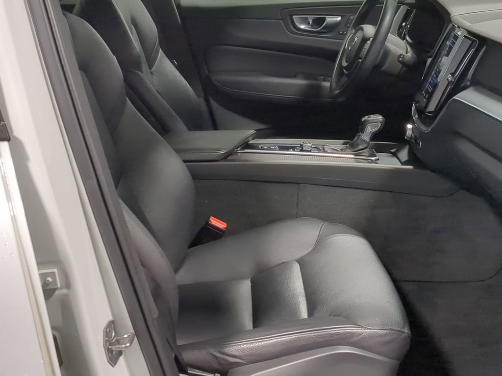 Used 2020 Volvo XC60 T6 Momentum image 28