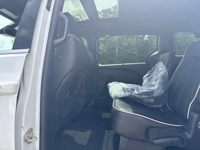 New 2027 Chrysler Pacifica Limited w/ Trailer Tow Group FWD image 12