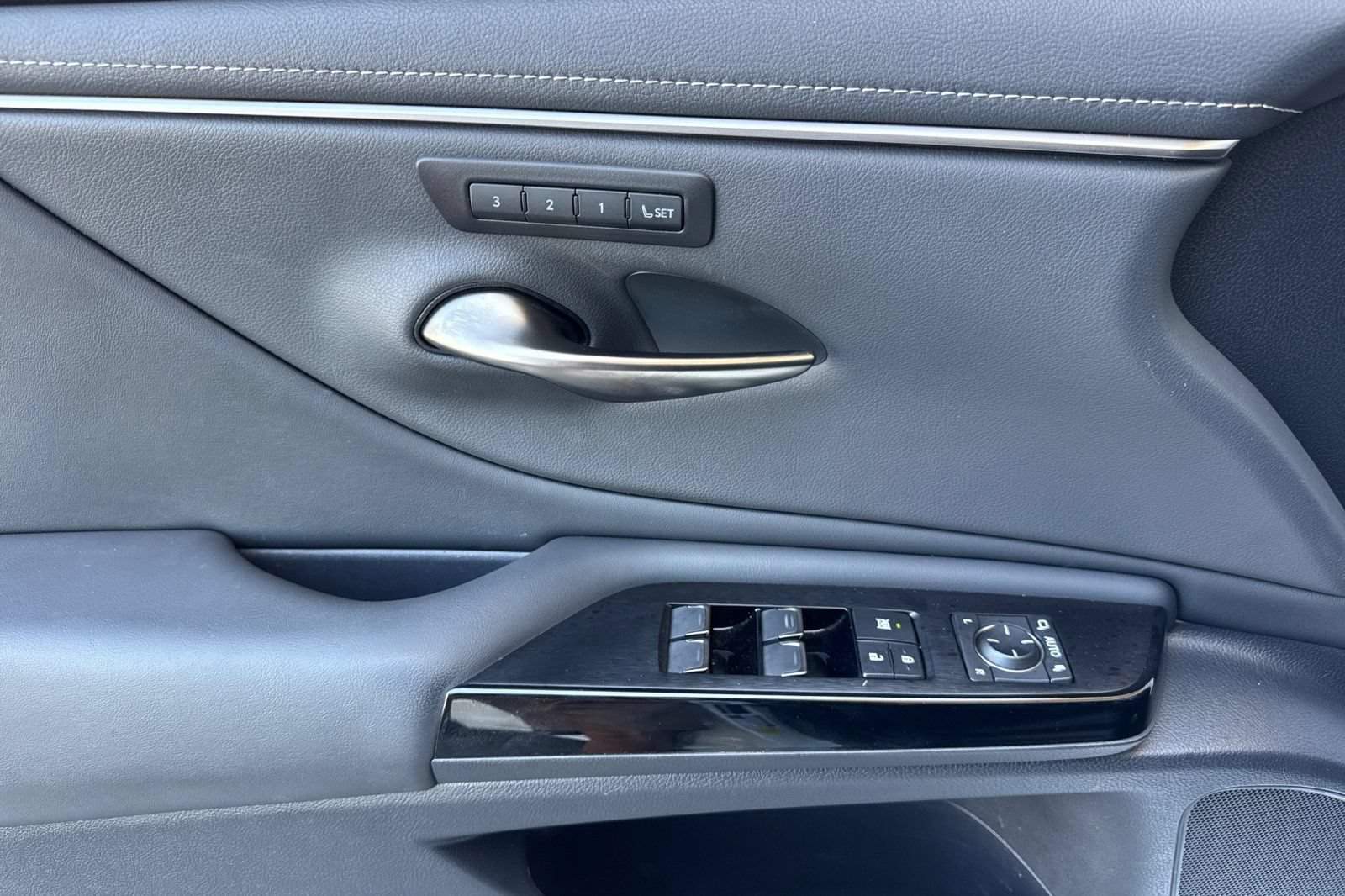 Used 2025 Lexus ES 350 w/ Premium Package FWD image 11