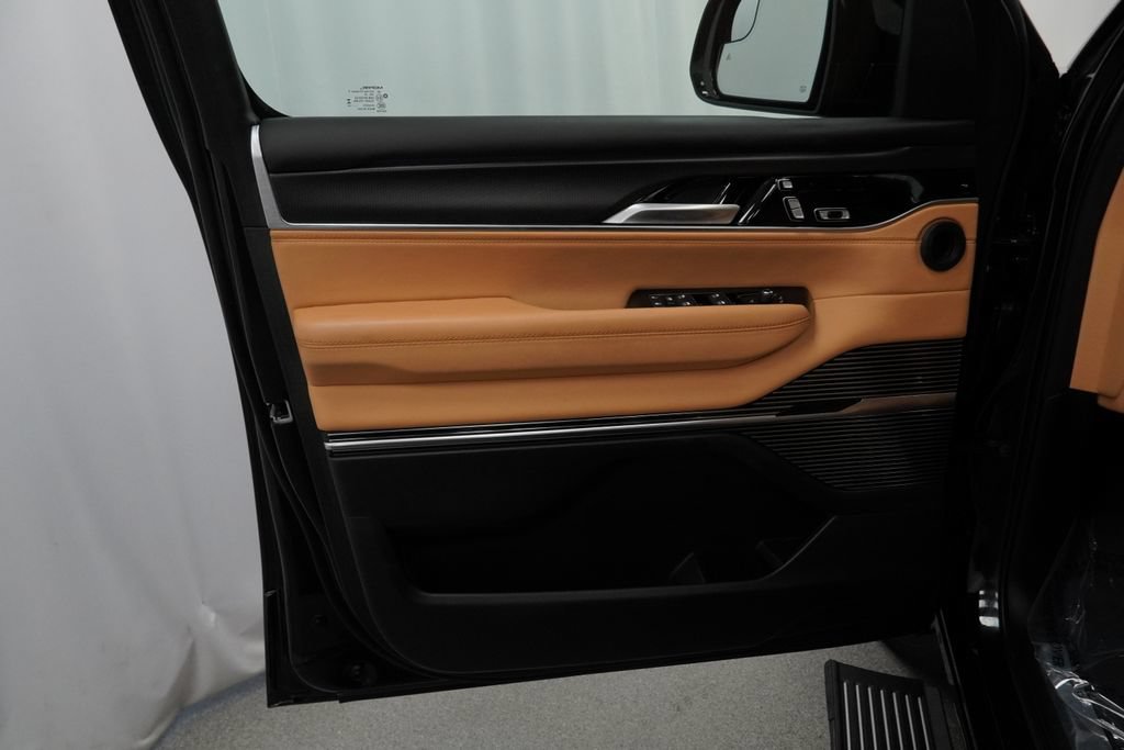 Certified 2025 Jeep Grand Wagoneer Series III w/ Rear Seat Video Group 1 AWD/4WD image 43