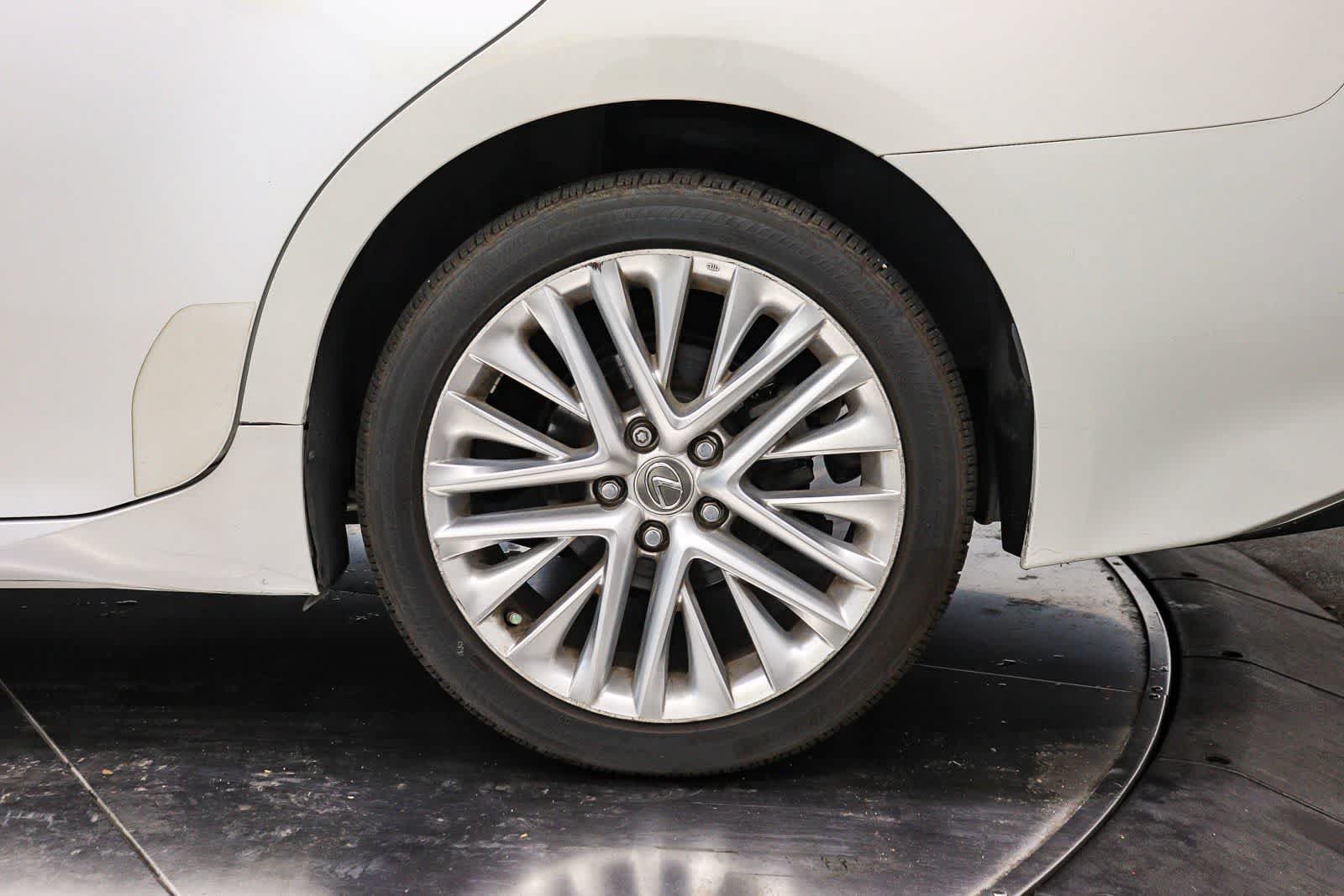 Used 2014 Lexus ES 350 w/ Luxury Package FWD image 7