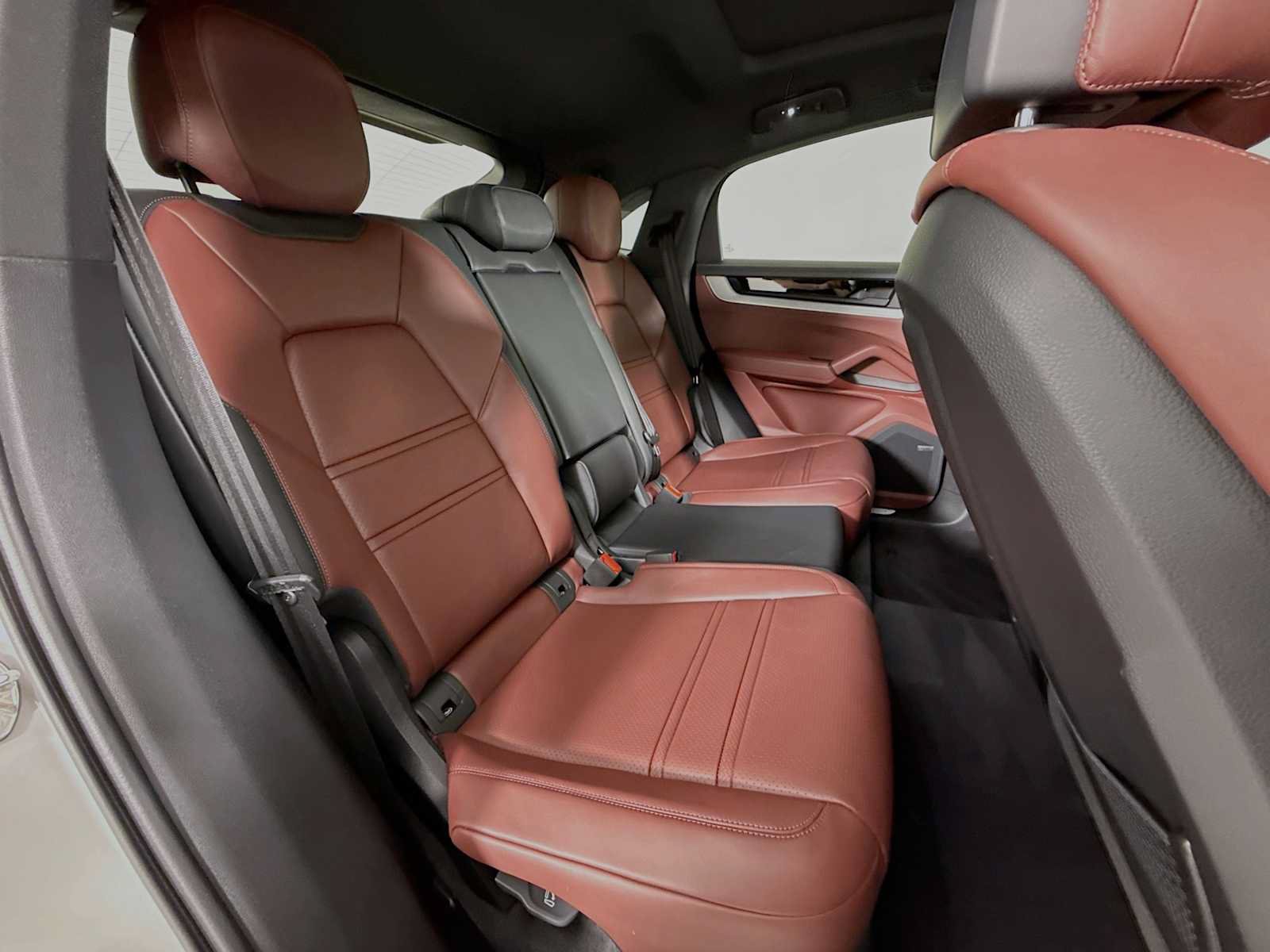 Certified 2025 Porsche Cayenne Coupe AWD/4WD image 27