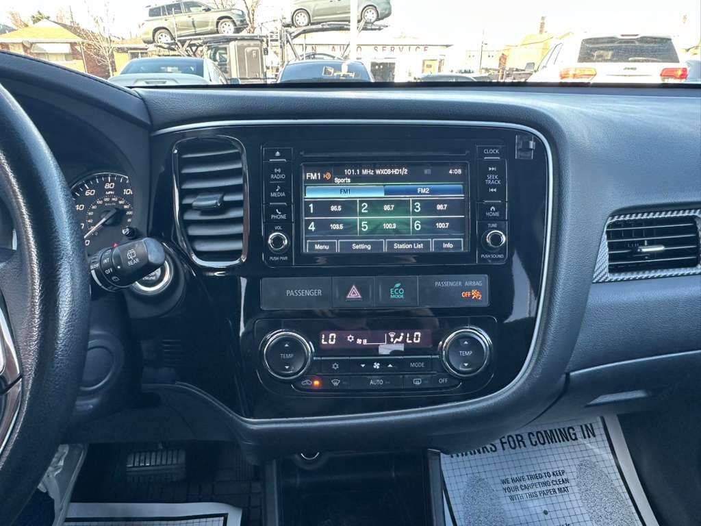 Used 2016 Mitsubishi Outlander SE image 16