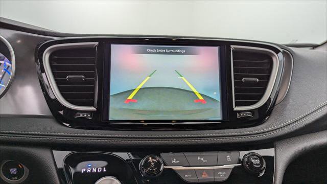 Used 2025 Chrysler Pacifica Select image 29
