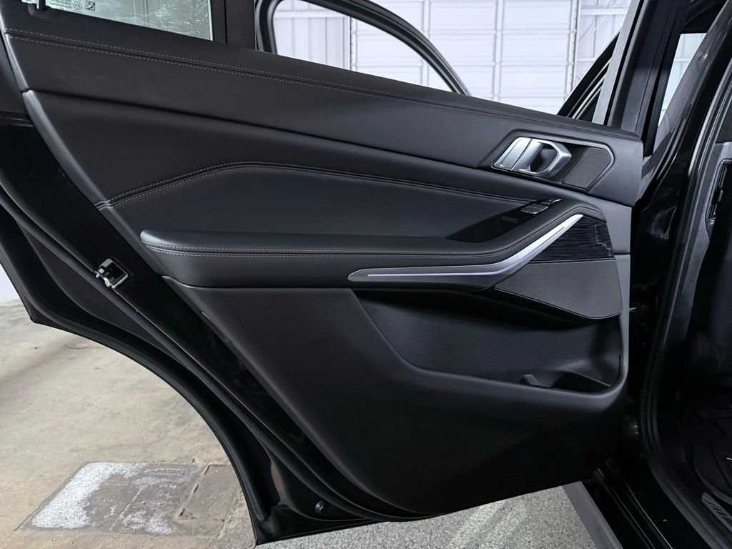 Used 2022 BMW X7 M50i image 26