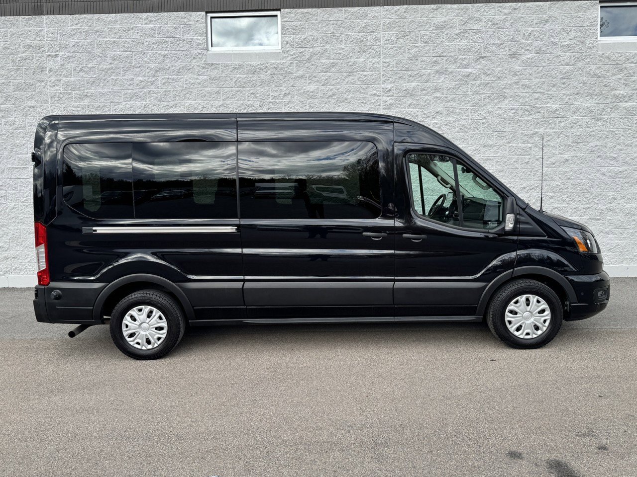 Used 2024 Ford Transit 350 XLT image 4