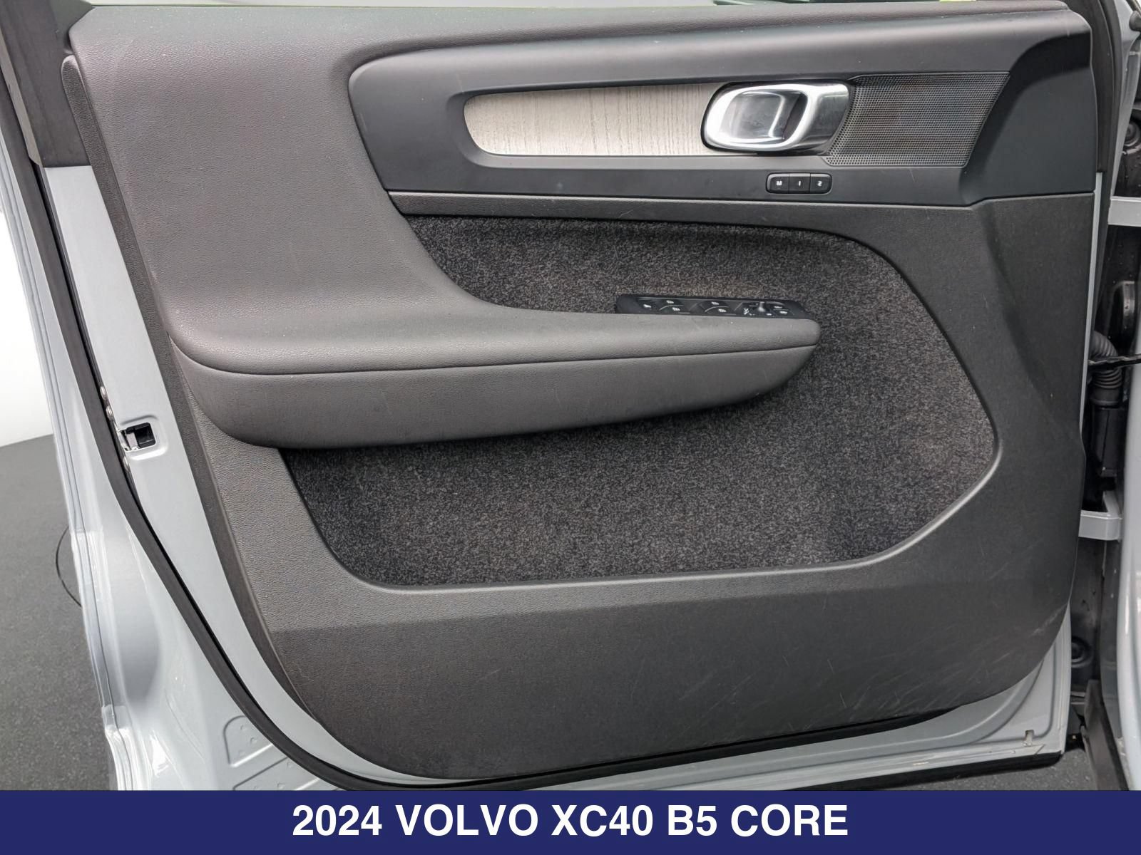 Used 2024 Volvo XC40 B5 Core AWD/4WD image 11