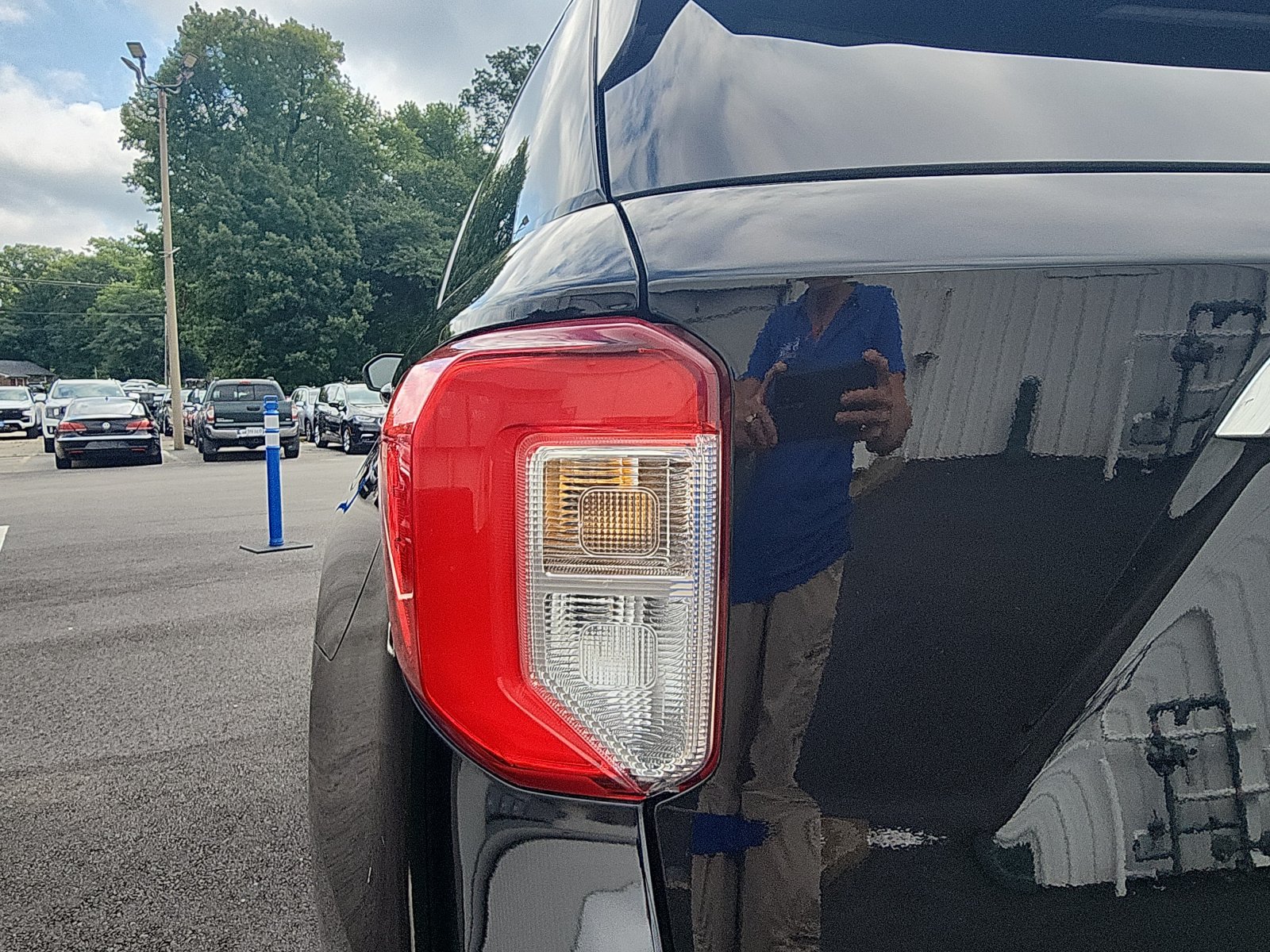 Used 2021 Ford Explorer XLT w/ Equipment Group 202A AWD/4WD image 13