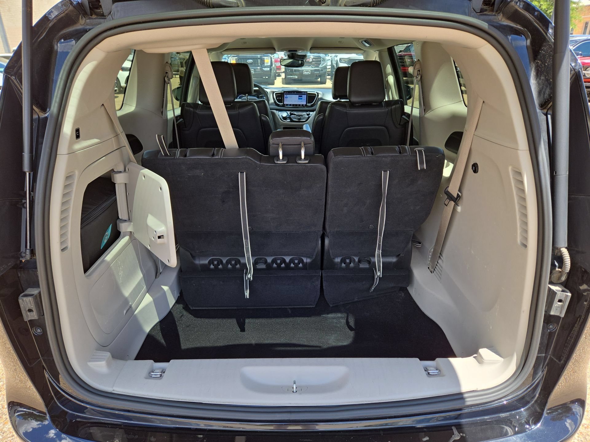 Used 2024 Chrysler Pacifica Limited FWD image 12