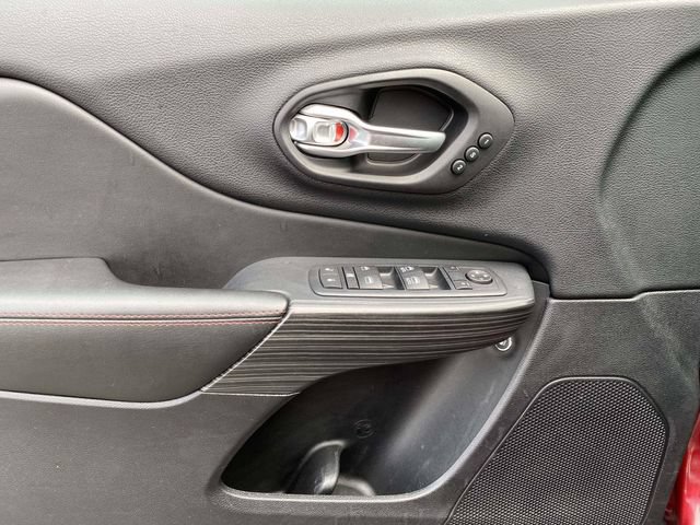 Used 2017 Jeep Cherokee Trailhawk AWD/4WD image 15