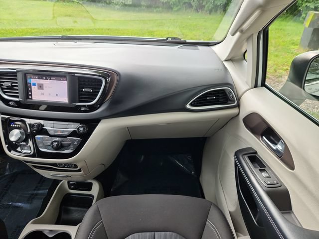 Used 2022 Chrysler Voyager LX FWD image 23