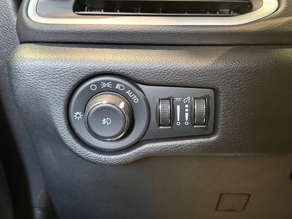 Used 2026 Chrysler Pacifica Select FWD image 22
