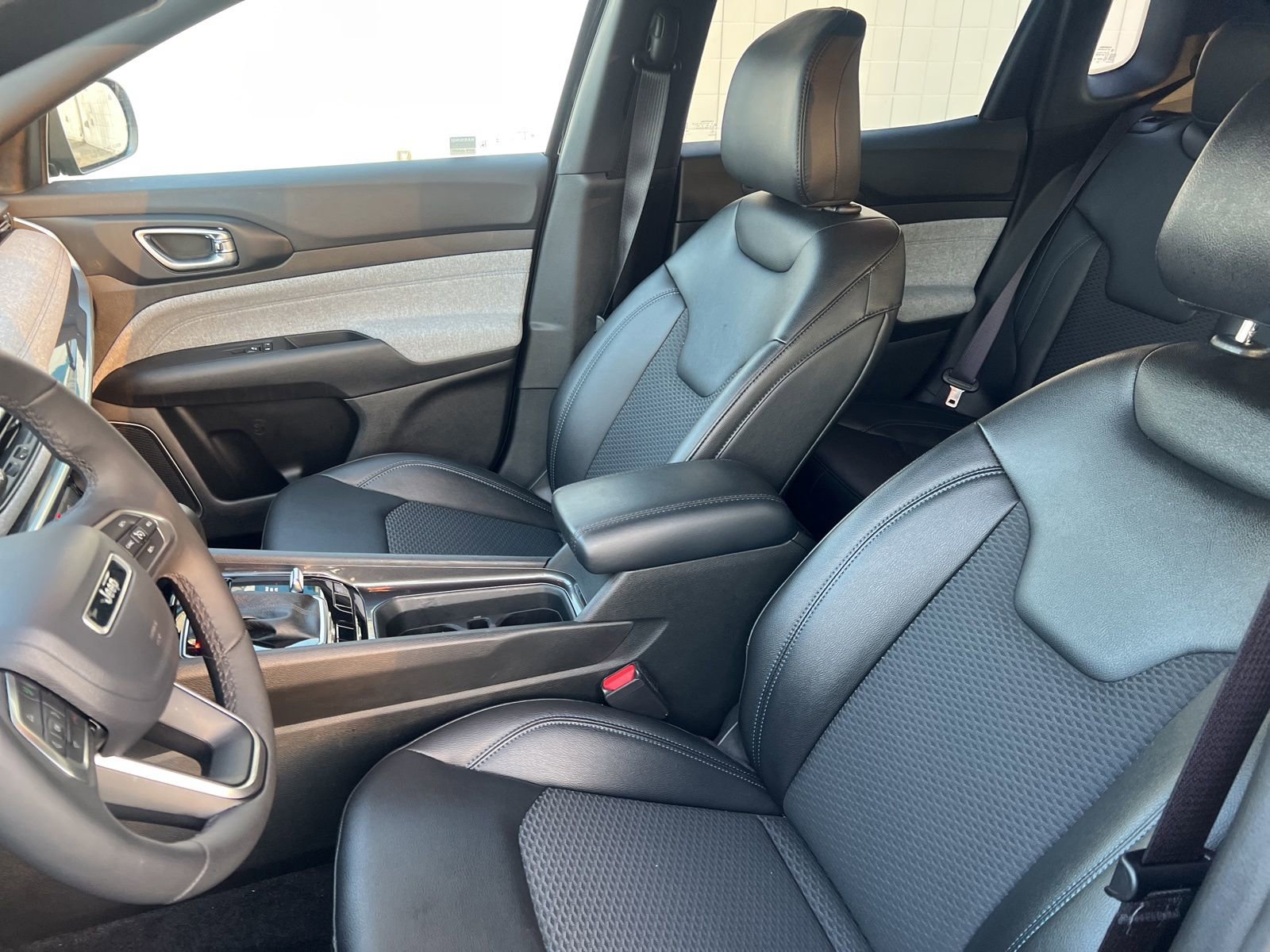 Used 2025 Jeep Compass Latitude image 8