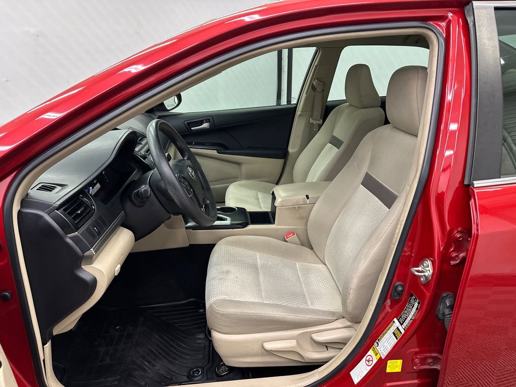 Used 2014 Toyota Camry L image 9