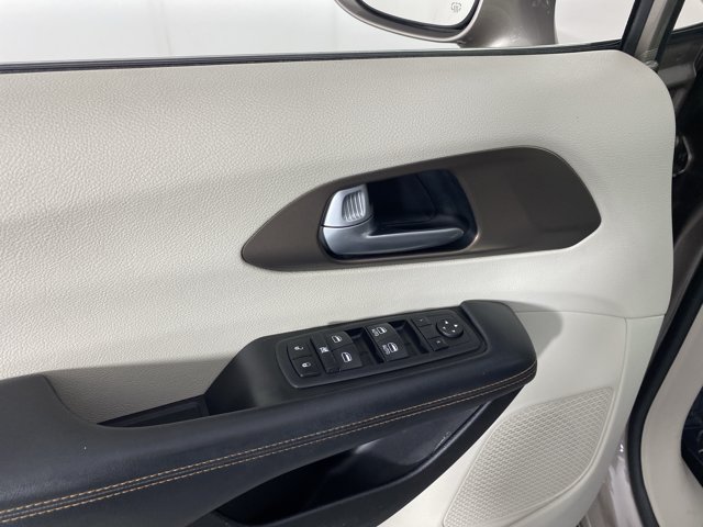 Used 2017 Chrysler Pacifica Touring-L w/ Tire & Wheel Group FWD image 14