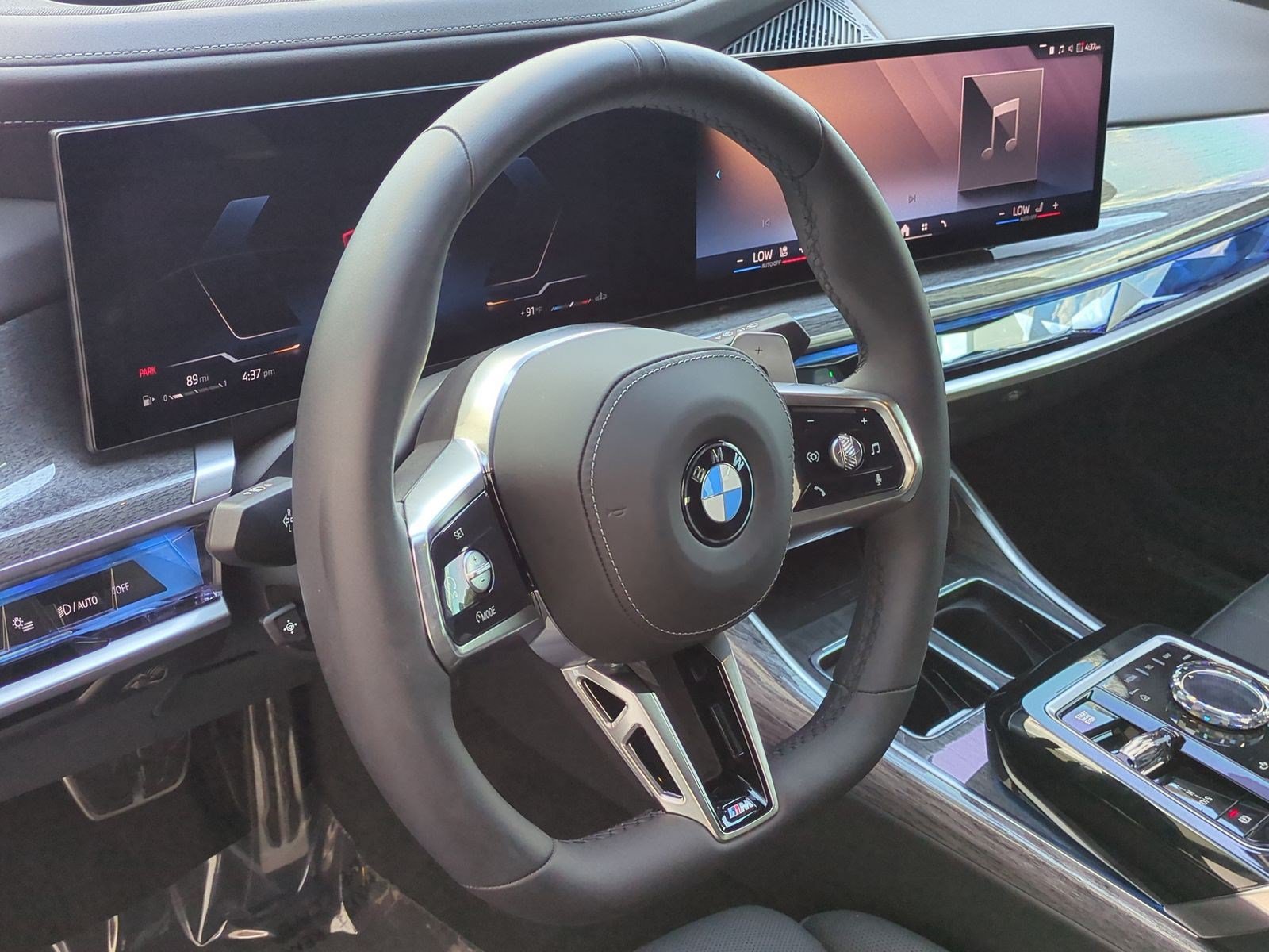 Certified 2025 BMW 760i xDrive w/ Luxury Rear Seating Package AWD/4WD image 17