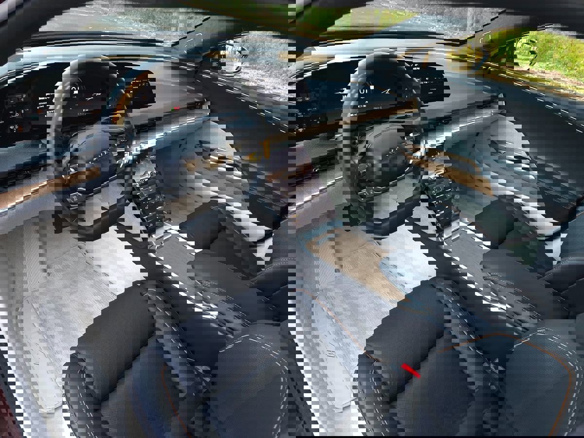 Used 2025 Lucid Air Pure image 2