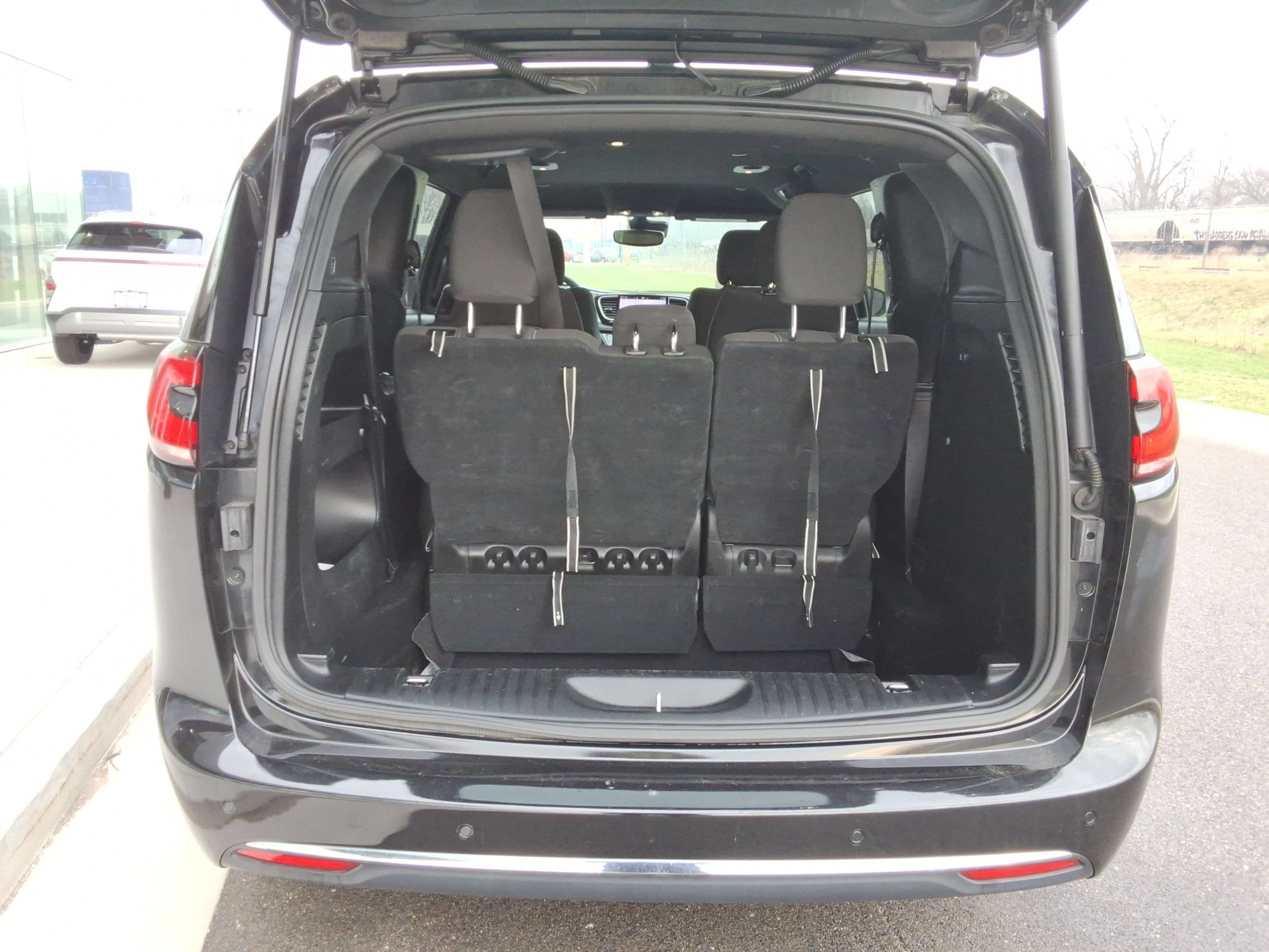 Used 2023 Chrysler Pacifica Touring FWD image 32