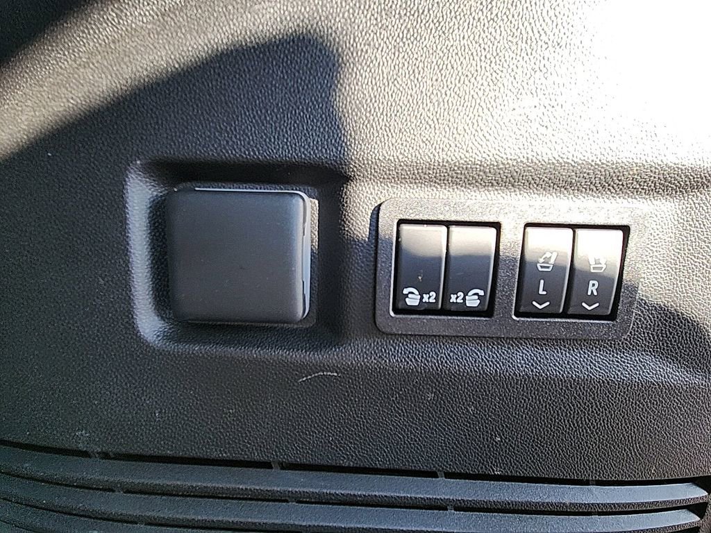 Used 2023 GMC Yukon AT4 w/ AT4 Premium Plus Package image 34