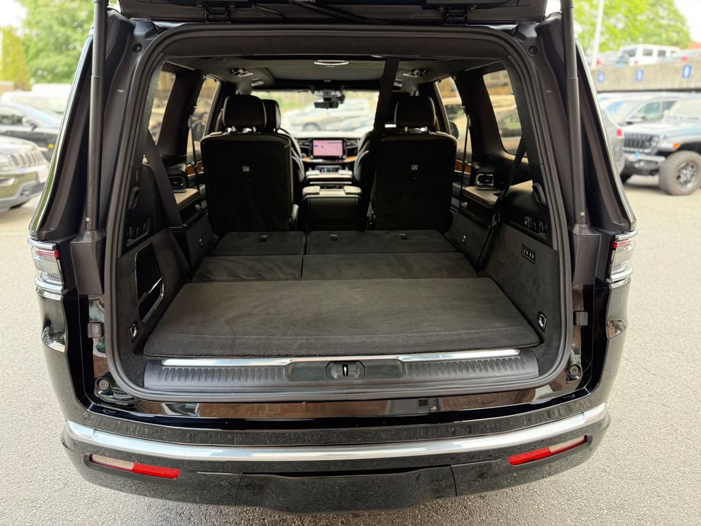 Used 2022 Jeep Grand Wagoneer Series III AWD/4WD image 29