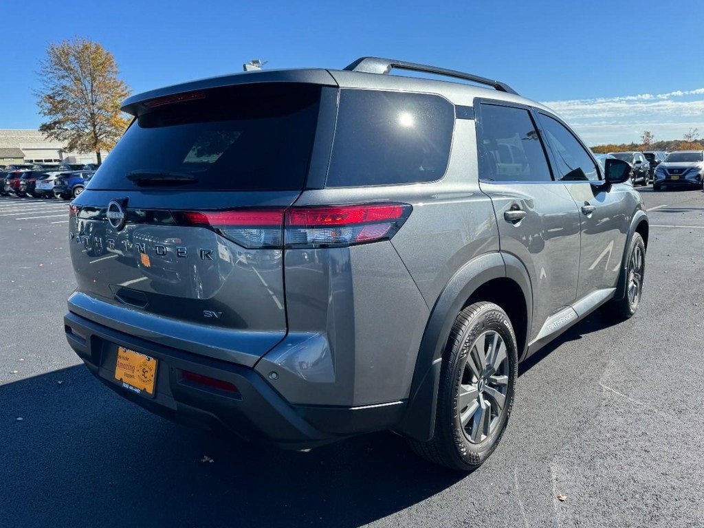 Used 2022 Nissan Pathfinder SV image 3