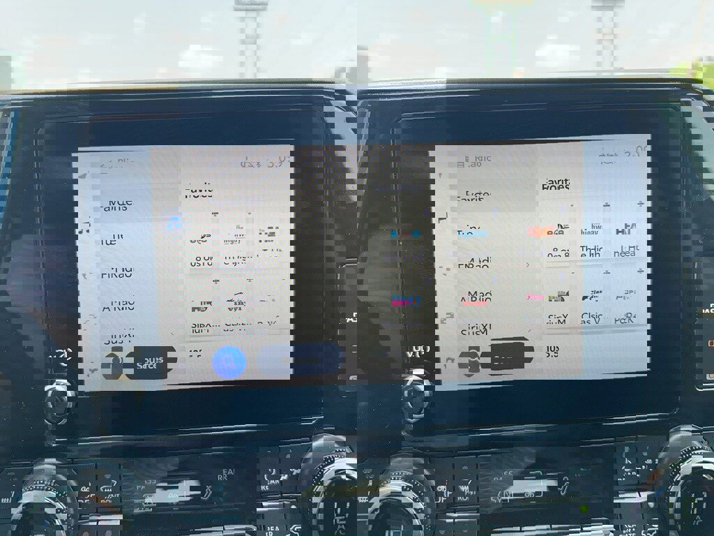 Used 2024 Toyota Highlander XLE image 29