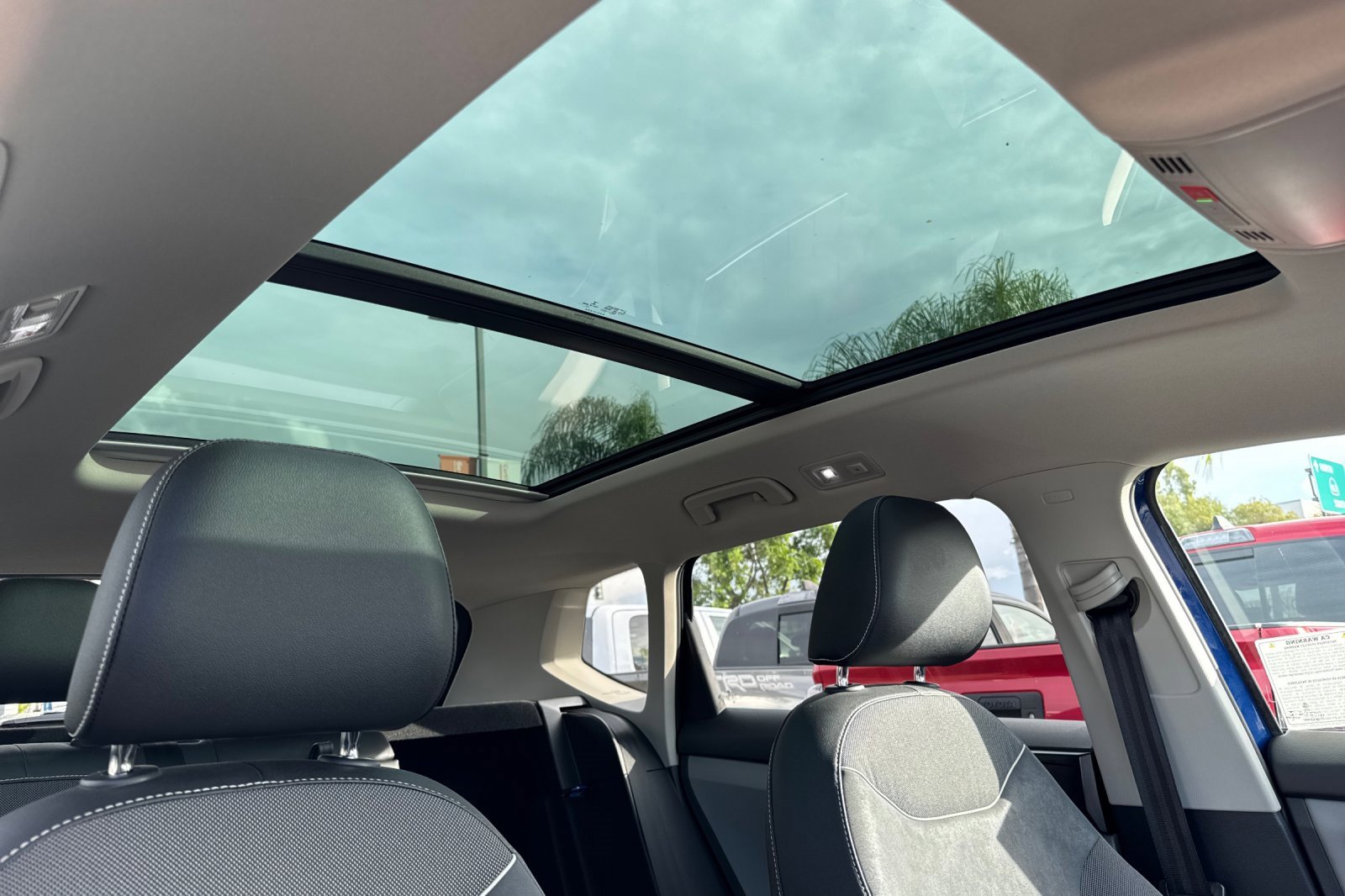 Used 2023 Volkswagen Taos SE w/ Panoramic Sunroof Package image 17