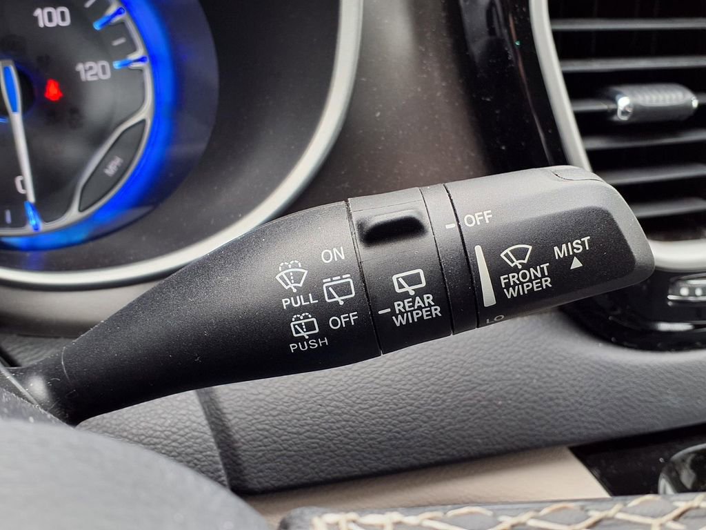 Used 2023 Chrysler Pacifica Touring-L image 21