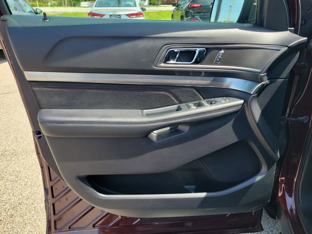 Used 2018 Ford Explorer XLT w/ Equipment Group 202A AWD/4WD image 17