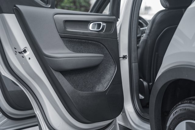 Used 2024 Volvo XC40 B5 Plus w/ Protection Package Premier image 36