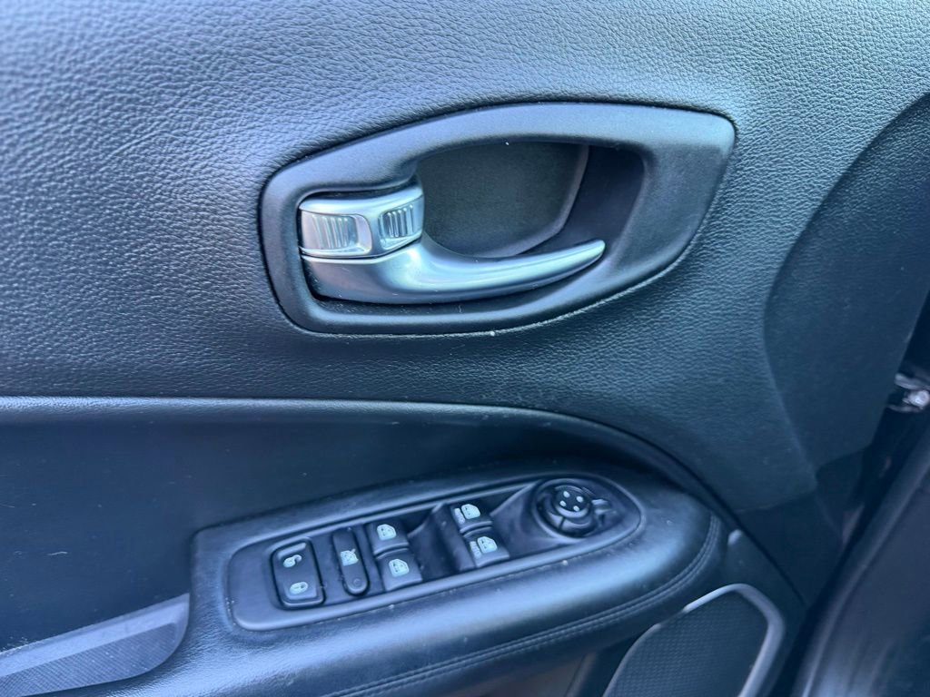 Used 2018 Jeep Compass Latitude image 25