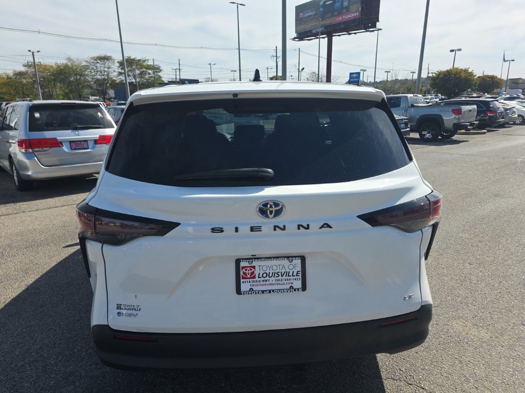 Certified 2025 Toyota Sienna LE FWD image 5