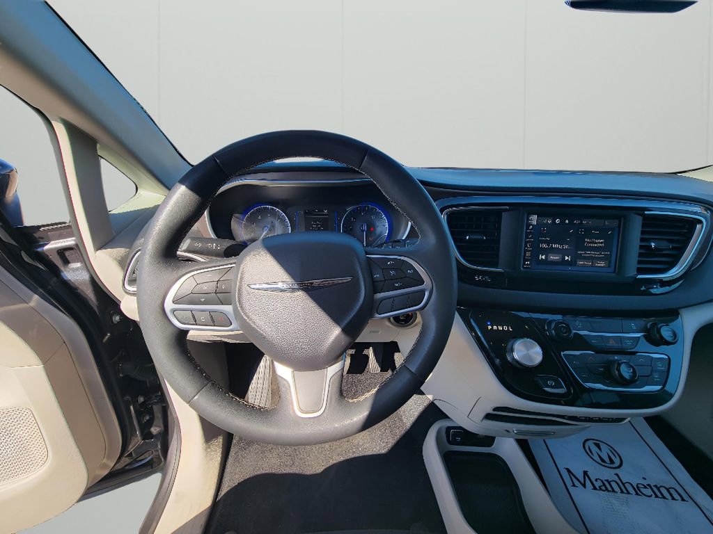 Used 2023 Chrysler Voyager LX image 12