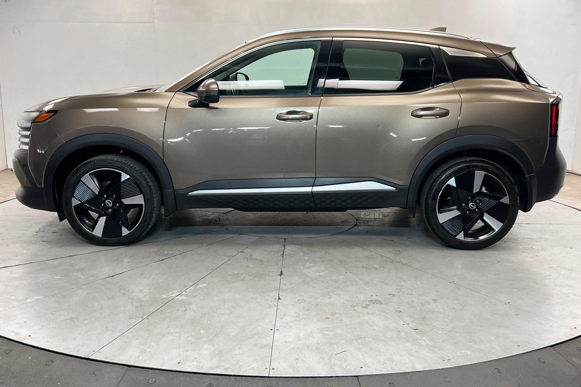 Used 2025 Nissan Kicks SR FWD image 2