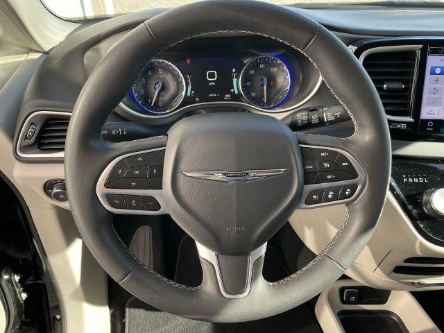 Used 2024 Chrysler Pacifica Touring-L FWD image 16
