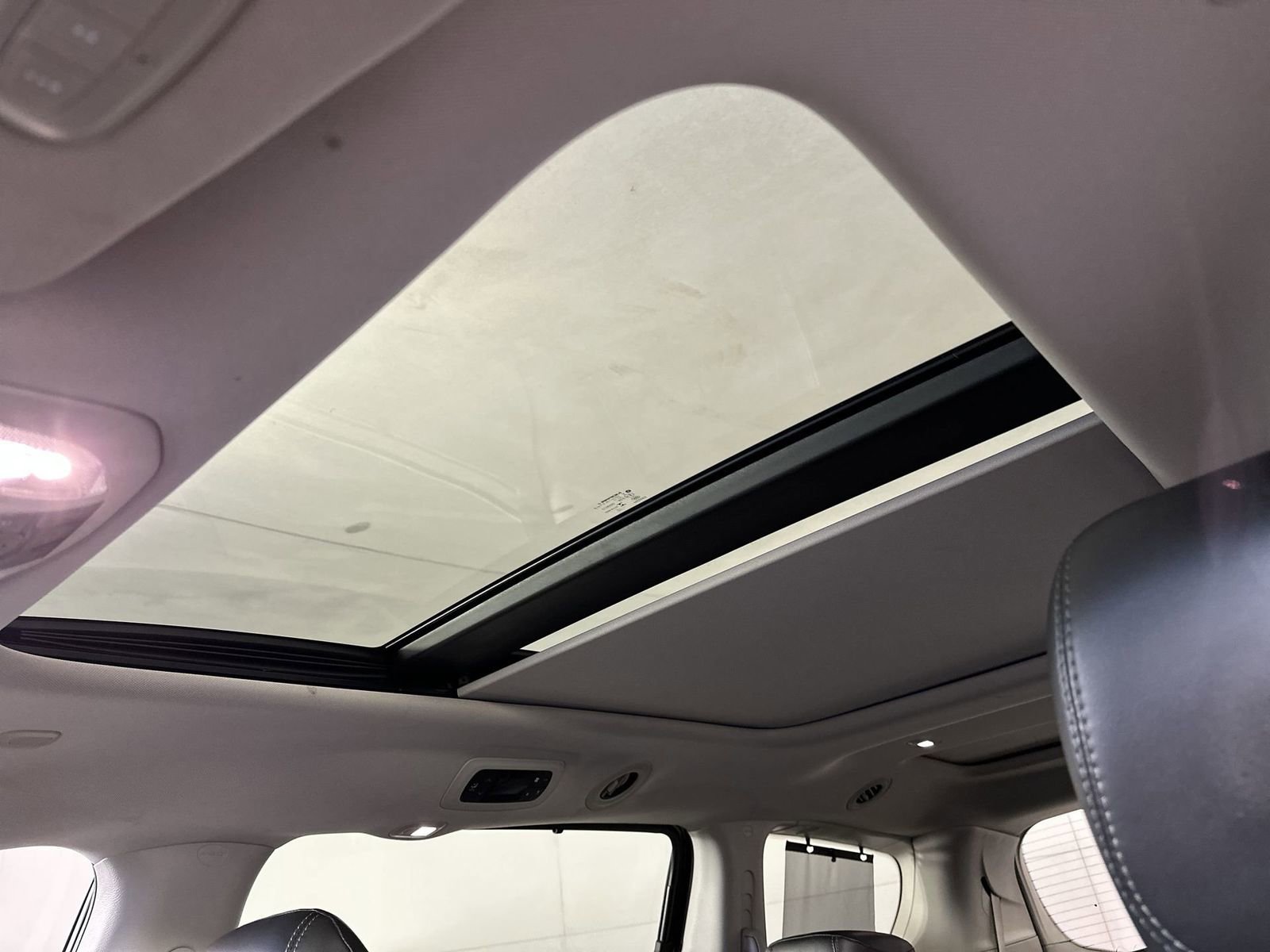 Used 2018 Chrysler Pacifica Limited image 27