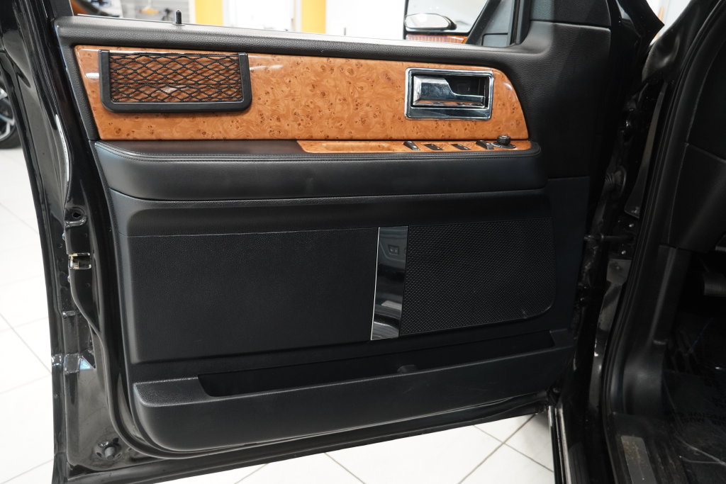 Used 2015 Lincoln Navigator L 4WD image 20