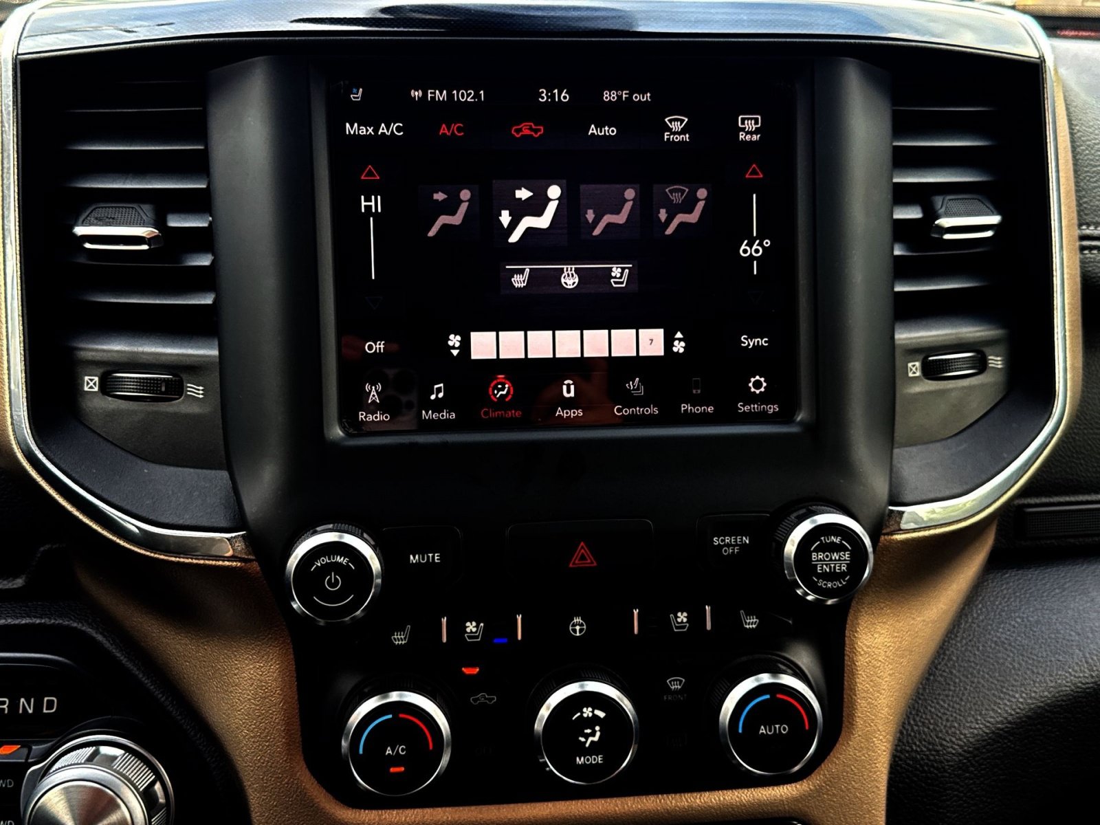 Used 2019 RAM 1500 Laramie w/ Sport Appearance Package AWD/4WD image 20