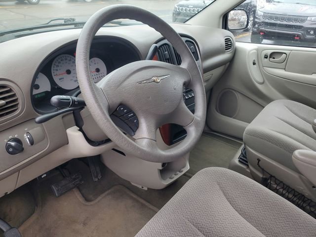 Used 2006 Chrysler Town & Country image 14