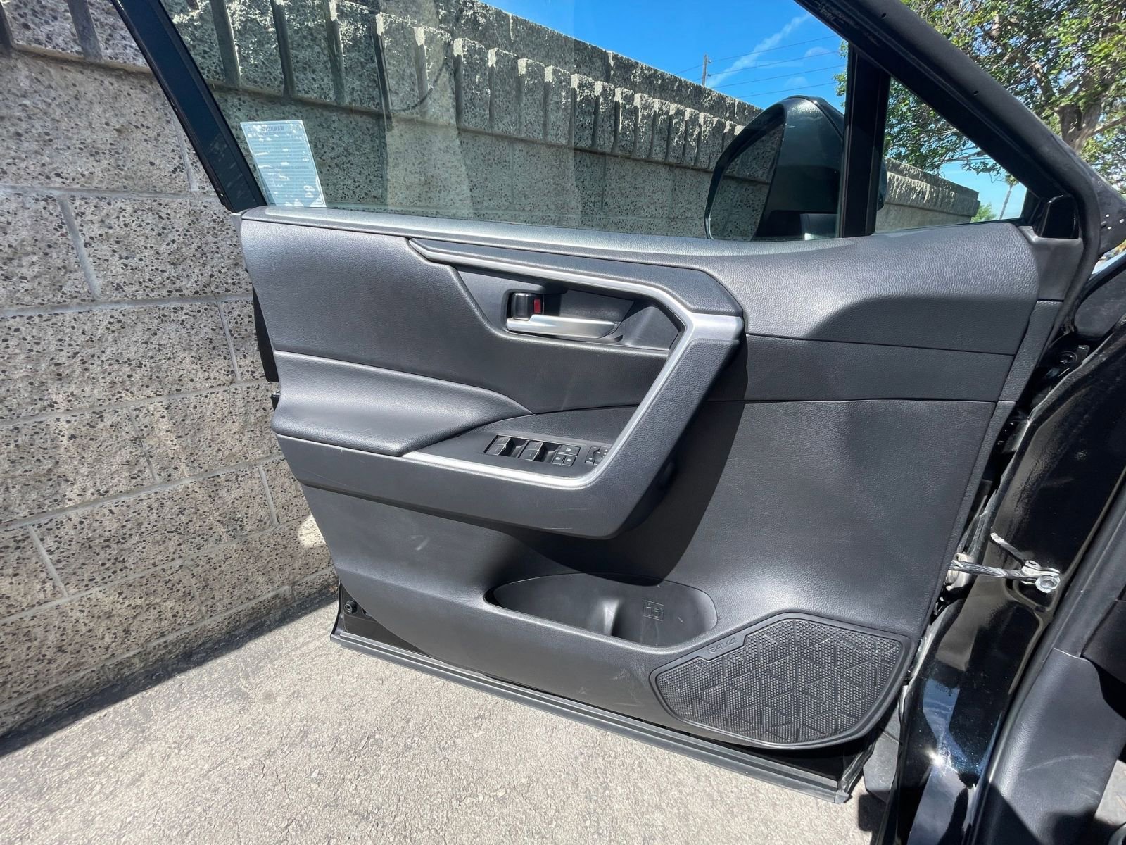 Used 2025 Toyota RAV4 XLE w/ Convenience Package image 18